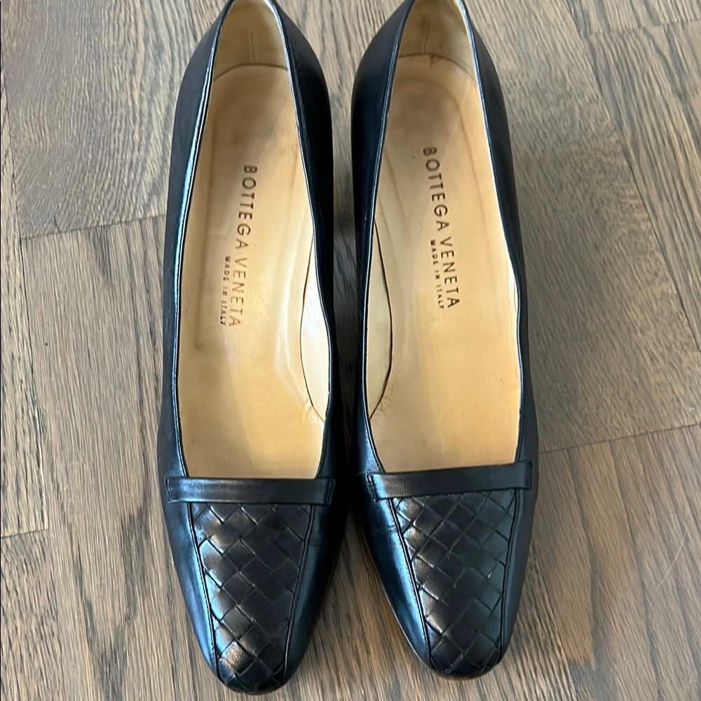 Bottega Veneta Black Textured Leather Heels with Square Toe - Picture 2 of 4